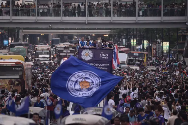 แฟนบอลชาวไทยชื่นมื่น ร่วมฉลองถ้วยแชมป์พรีเมียร์ลีกของทีมเลสเตอร์ ซิตี้