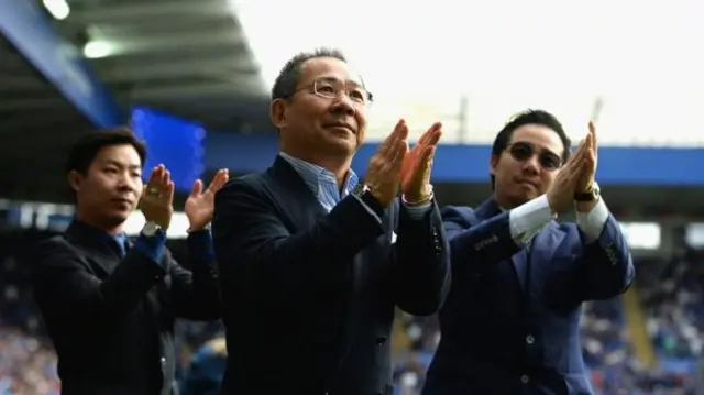 นายวิชัย ศรีวัฒนาประภา (กลาง) นายอัยยวัฒน์ ศรีวัฒนประภา