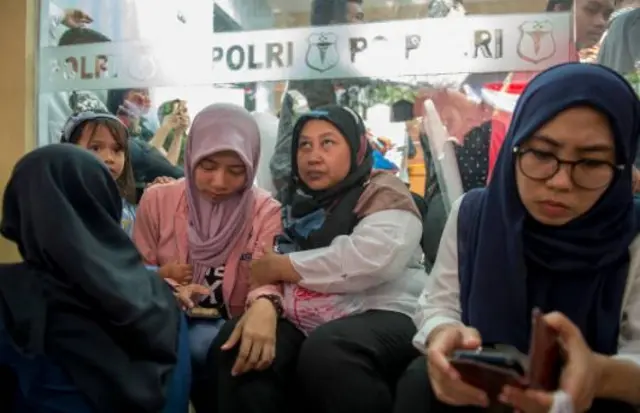 Keluarga berdatangan tanpa henti.
