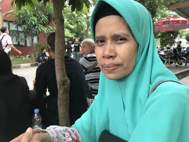 Keluarga korban Lion Air JT-610 menunggu proses identifikasi di luar RS Polri Kramat Jati.