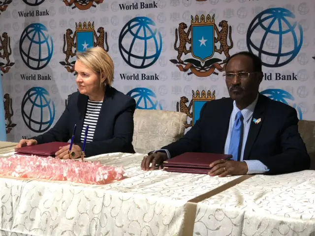 Wasiirka maaliyadda Cabdiraxmaan Ducaale Beyle iyo agaasime goboleeda Baanka Adduunka