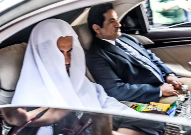 سعود المعجب مغادرا القنصلية في اسطنبول