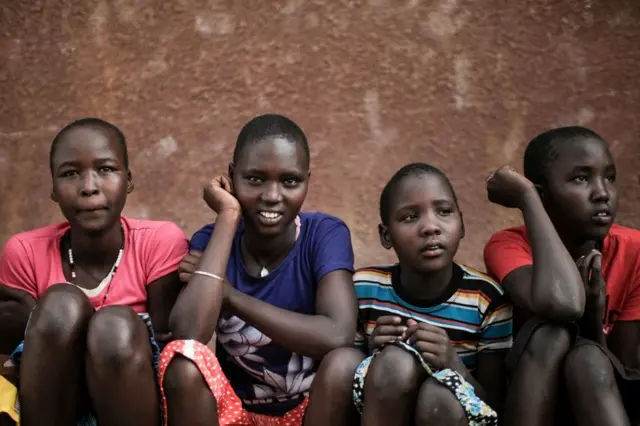 Jeunes filles en Ouganda
