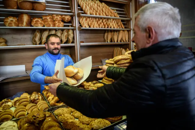 Fırından ekmek satın alan adam