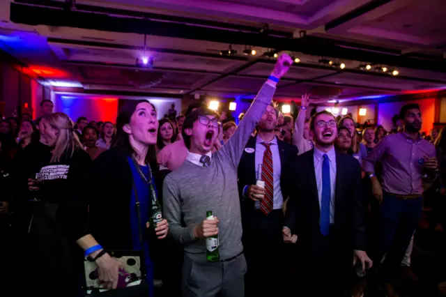 民主党支持者在自己支持的候选人当选后庆祝。