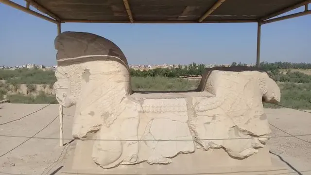"گاو دوسر" یک سمت آن کاملا از بین رفته و سمت دیگر اثر کِرم سنگ گرفته و در جال فرسایش است، از سوی دیگر به دلیل نداشتن حفاظ، آثار تخریب بر روی آن به چشم می خورد