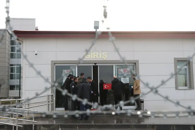 Duruşmanın görüldüğü salonun önünde geniş güvenlik önlemleri alındı