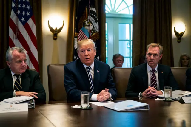 شناهان الاول من اليمين