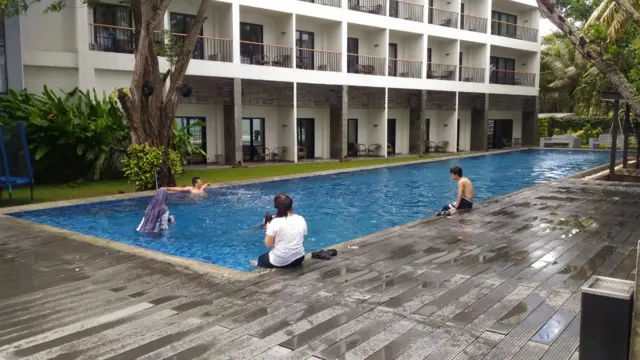 Wisatawan menikmati liburan mereka, Sebaliknya, warga lokal justru ramai-ramai mengevakuasi diri ke tempat yang lebih tinggi.