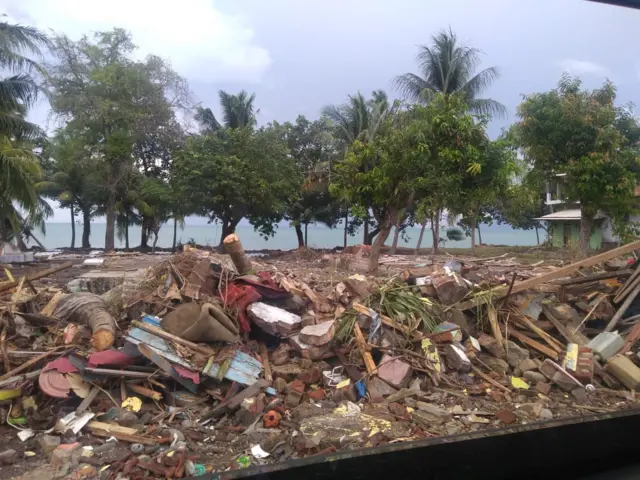 kerusakan akibat tsunami di Lampung selatan