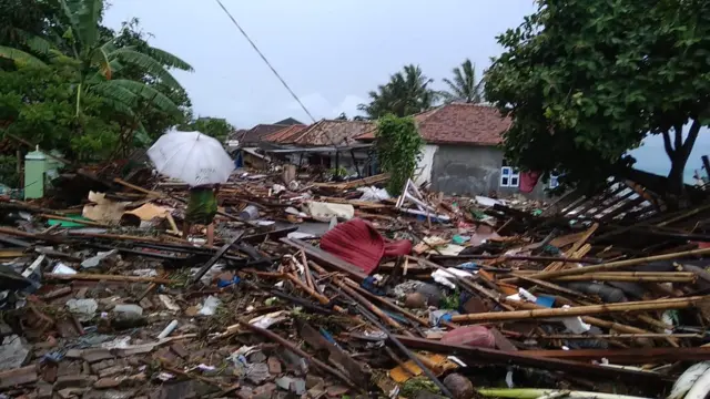 Tsunami pada Sabtu (22/12) malam memporak-porandakan bangunan di pesisir Lampung Selatan.