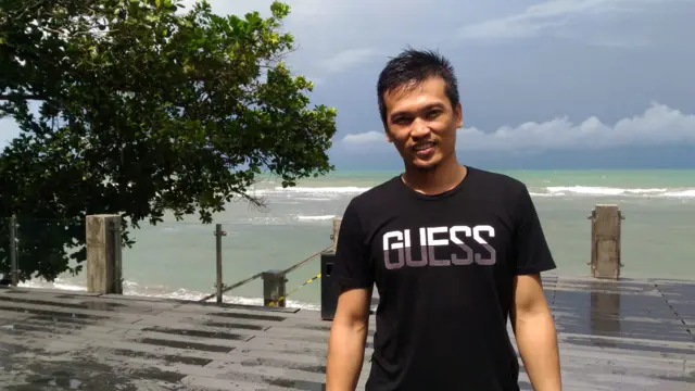 Khaeruman, wisatawan asal Bogor yang tetap berlibur di Anyer di tengah ketakutan akan tsunami.