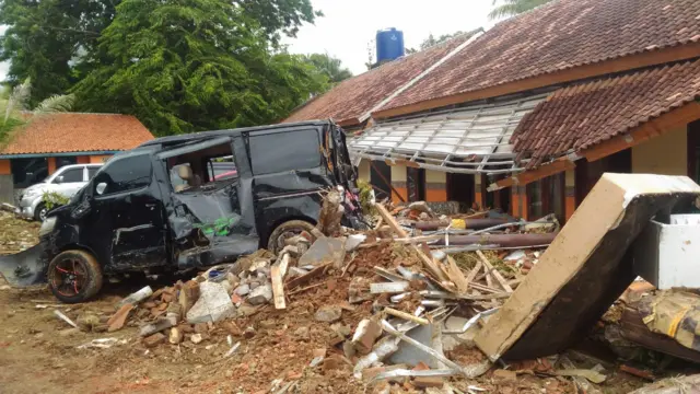 reruntuhan tsunami