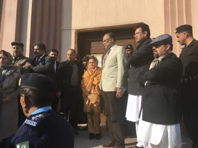 مسلم لیگ ن کے رہنما عدالت کے باہر