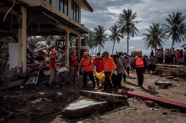 Tim SAR mencari korban tsunami Selat Sunda.