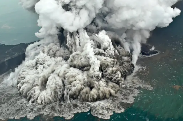 Anak Krakatau meletus