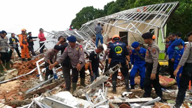 Mencari keluarga di balik reruntuhan