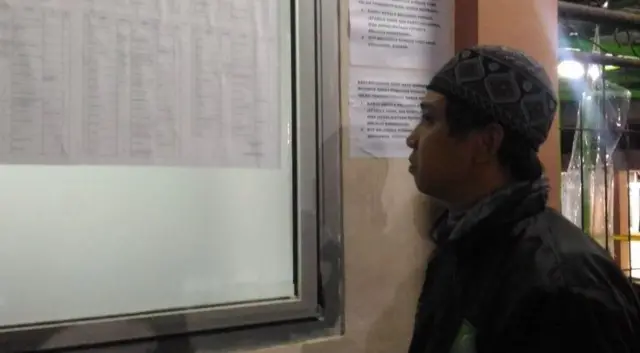 Rizki Hartadi mencari kakak iparnya, TB Fikri Fakhrurrozi, yang hilang sejak tsunami menerjang.