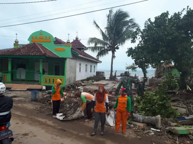 Relawan bersih-bersih Lampung