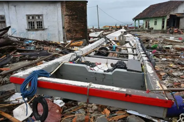 Kehancuran di desa Sumber Jaya di Kecamatan Sumur. Di kecamatan ini masih ada desa yang belum tersentuh tim darurat.