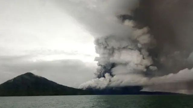 Krakatau makin aktif