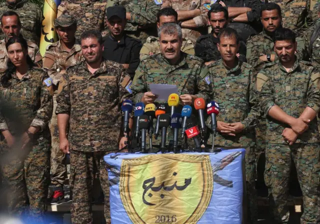صورة أرشيفية لقيادات وعناصر في مجلس منبج العسكري، وهو فصيل مسلح متحالف مع قوات سوريا الديمقراطية، والذي كان يسيطر على منبج قبل انسحابه من المدينة في يوليو/تموز 2018.