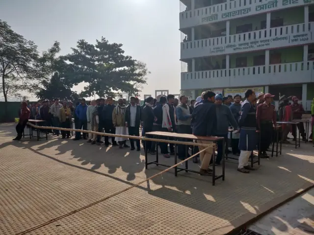 ভোটারদের লাইন