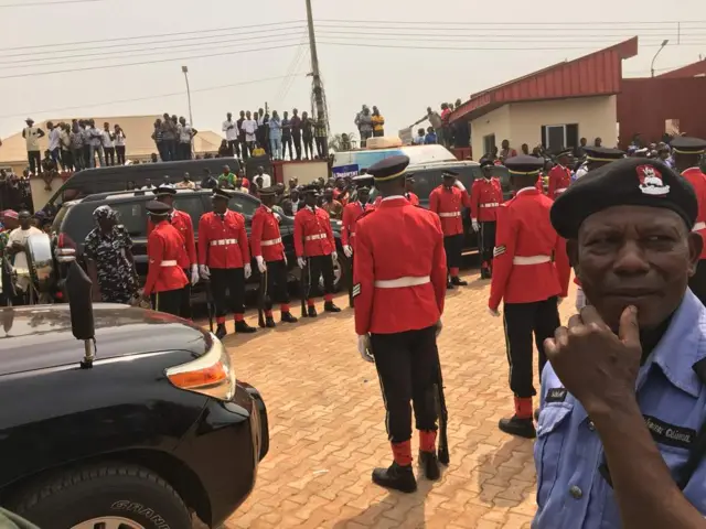 Ndị uwe ọjii kwu na ahịrị nkwanyere ukwu nye Ekwueme