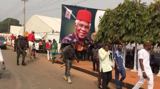 Ndị mmadụ na-enubata akwamozụ Ekwueme