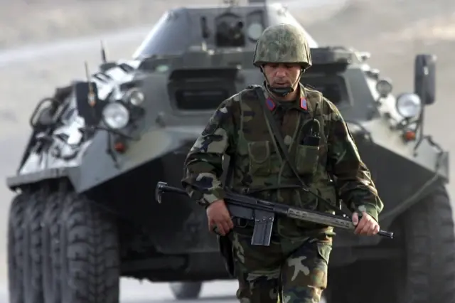 جندي تركي أثناء دورية في منطقة سماق جنوب شرقي تركيا قرب الحدود العراقية