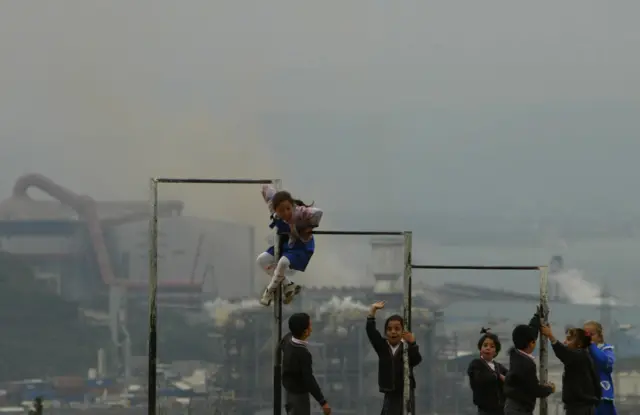 Dilovası'nda hava kirliliği altında oyun oynayan çocuklar