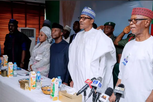 Shugaba Buhari ya ce bai dace a kara wa Mr John Oyegun (na dama) wa'adi ba