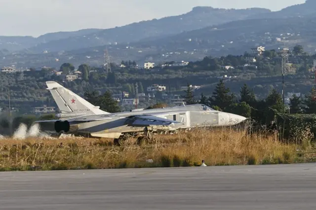 Suriye'deki Hmeymim Hava Üssü'ndeki bir Su-24 tipi savaş uçağı