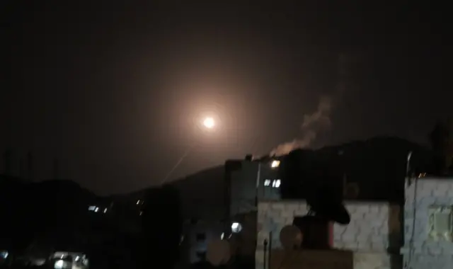 Một tên lửa phóng được phóng bởi lực lượng phòng không Syria nhằm ngăn chăn một tên lửa đang bay tới trên bầu trời Damascus sáng 14/4