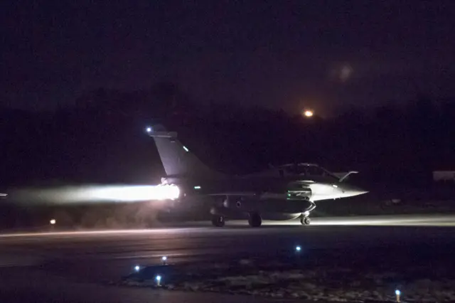 Самолет коалиции готовится к боевому вылету