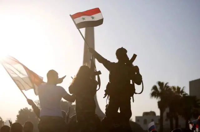 ผู้ประท้วงชูธงซีเรียกลางกรุงดามัสกัส เหมืองหลวงของซีเรีย