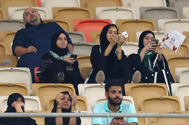 سعوديات يحضرن مباراة لفريق الأهلي