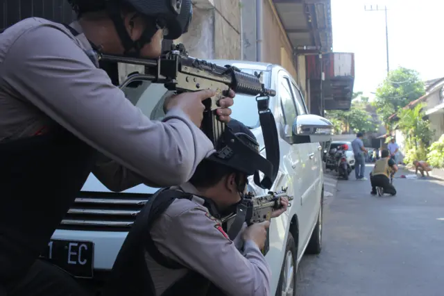 Polisi memperketat penjagaan di Polrestabes Surabaya