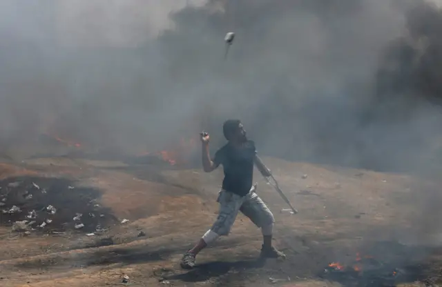 محتج من غزة قرب الحدود مع إسرائيل