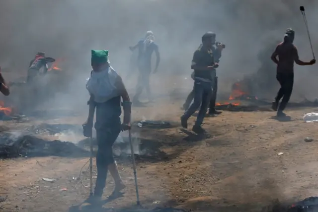 محتجون في قطاع غزة قرب الحدود مع إسرائيل