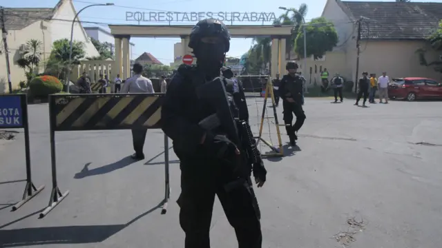 Petugas polisi berjaga di Mapolrestabes Surabaya.