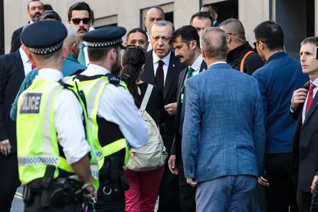 الرئيس التركي رجب طيب أردوغان محاطا بوسائل الإعلام ورجال الأمن عند وصوله إلى مركز تشاتام هاوس في لندن اليوم