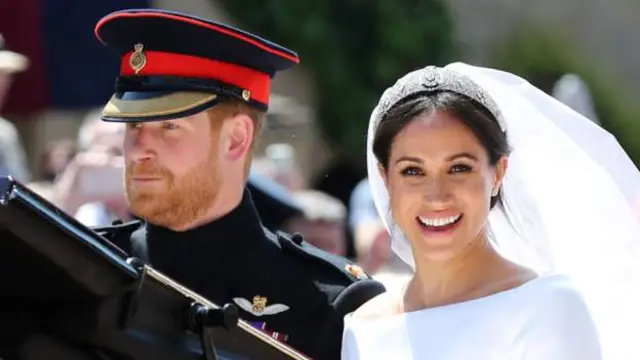 Harry ve Meghan halkı selamlıyor