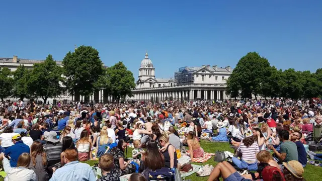 Nobar nikah Harry-Meghan