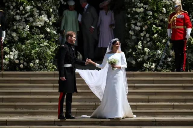 哈里与梅根在教堂外