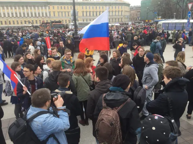 Оппозиционеры в Петербурге ждут, когда 3 тыс. байкеров освободят Дворцовую площадь.