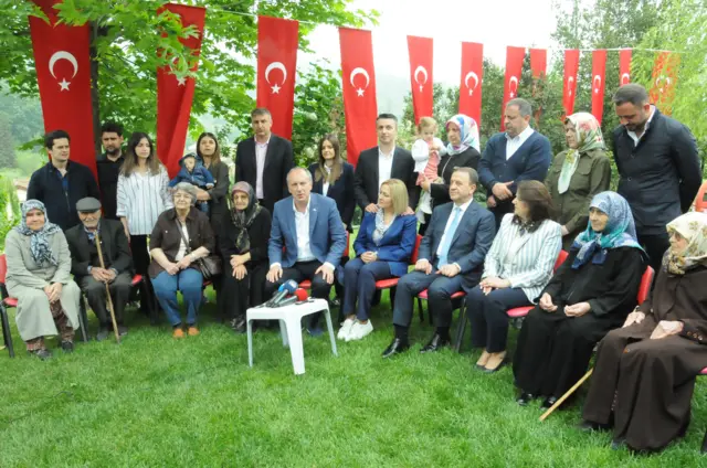 Muharrem İnce Yalova'da ailesiyle hatıra fotoğrafı çektirdi