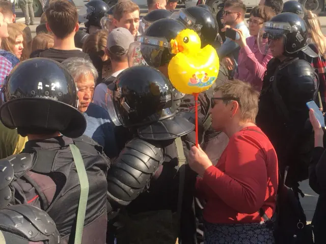 Полиция и участники акции протеста в центре Москвы