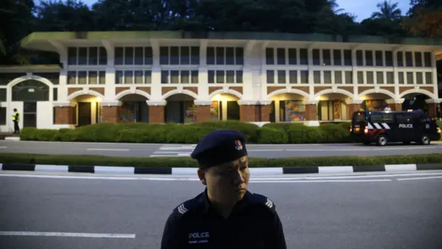 一名新加坡警察在聖陶沙島嘉佩樂酒店外站崗(12/6/2018)