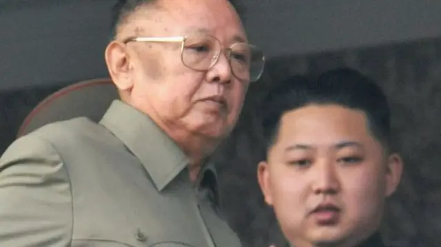 Kim Jon-un dan mendiang ayahnya, Kim Jong-il